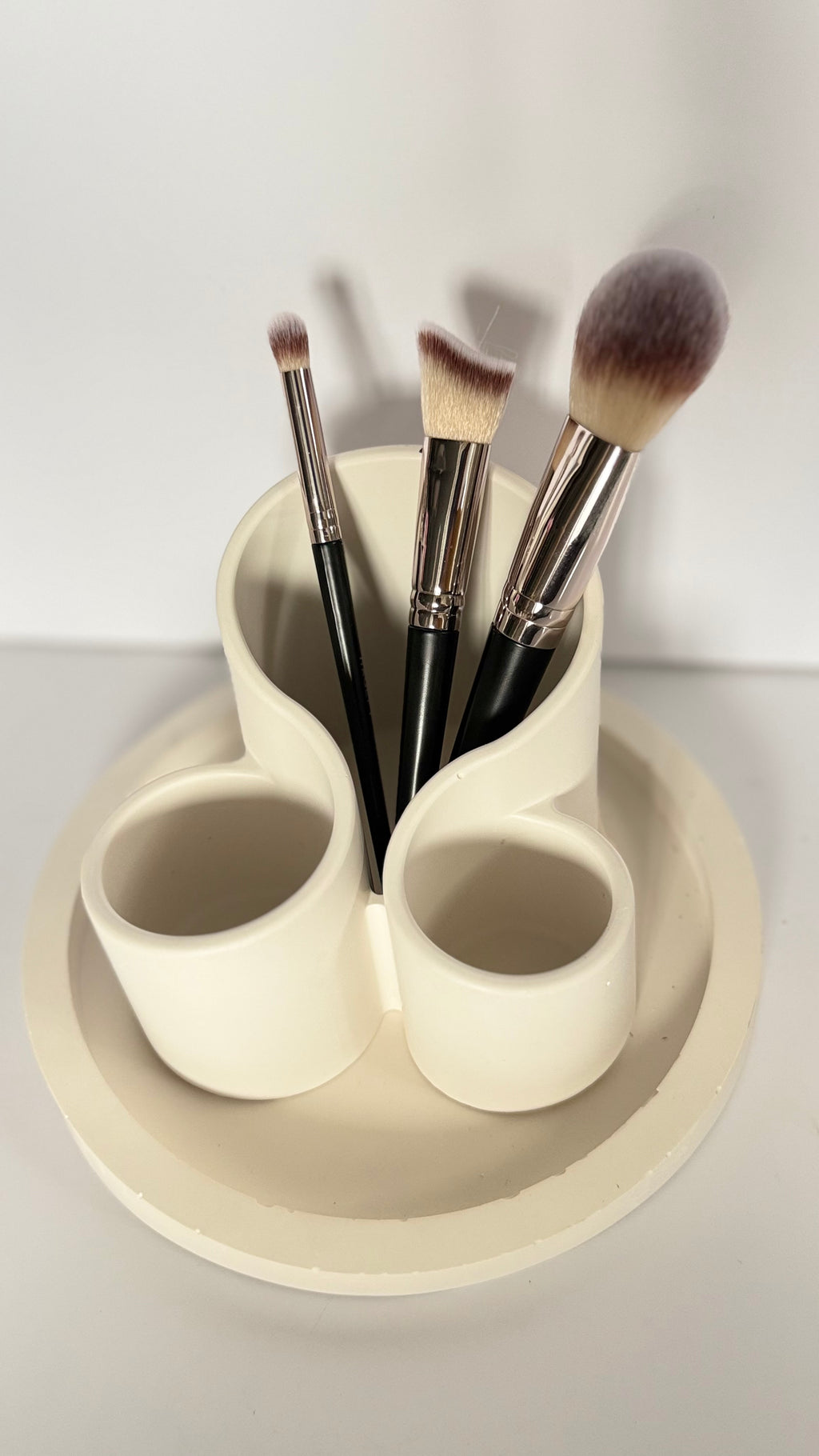The Laila brush holder