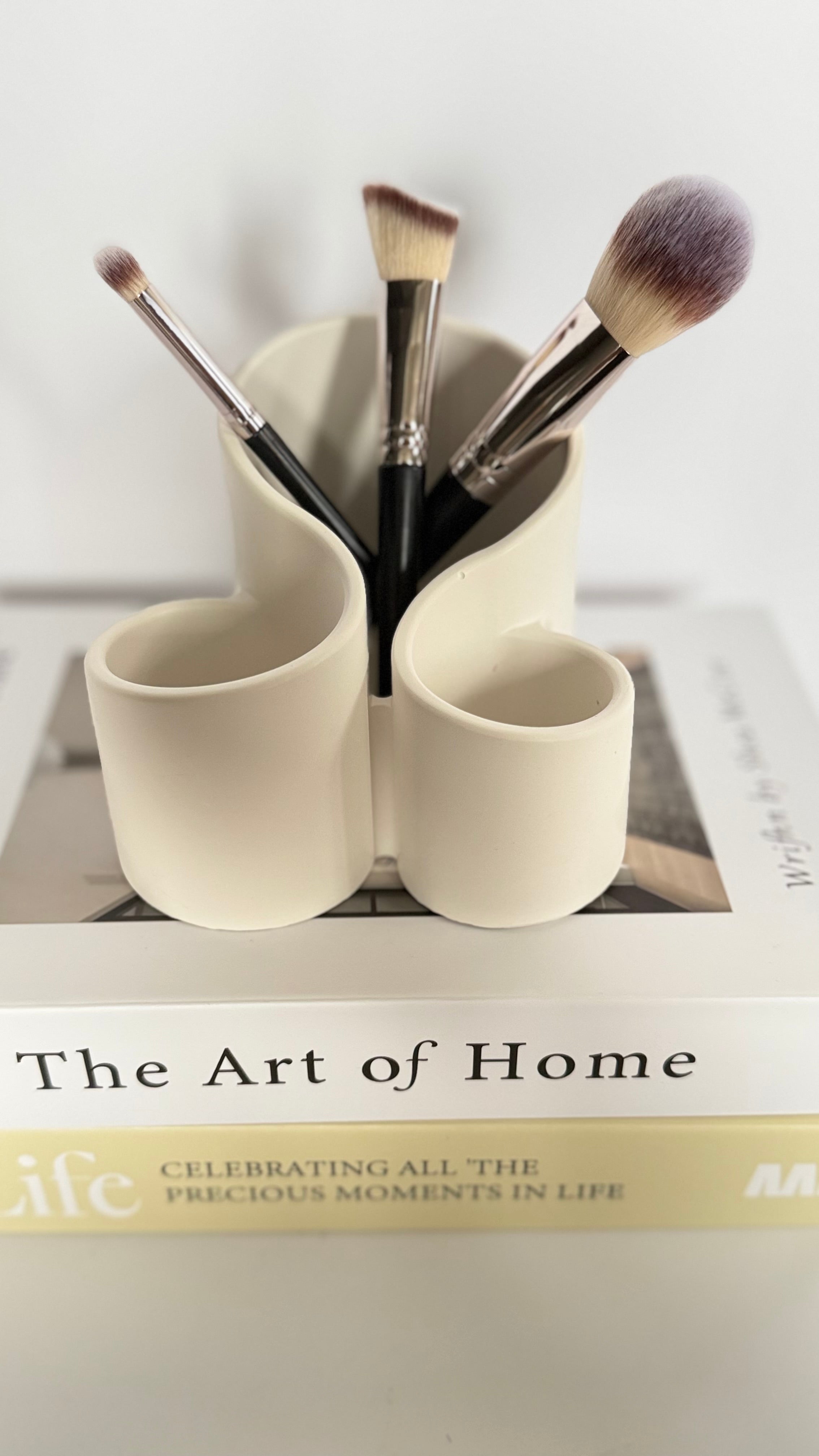 The Laila brush holder