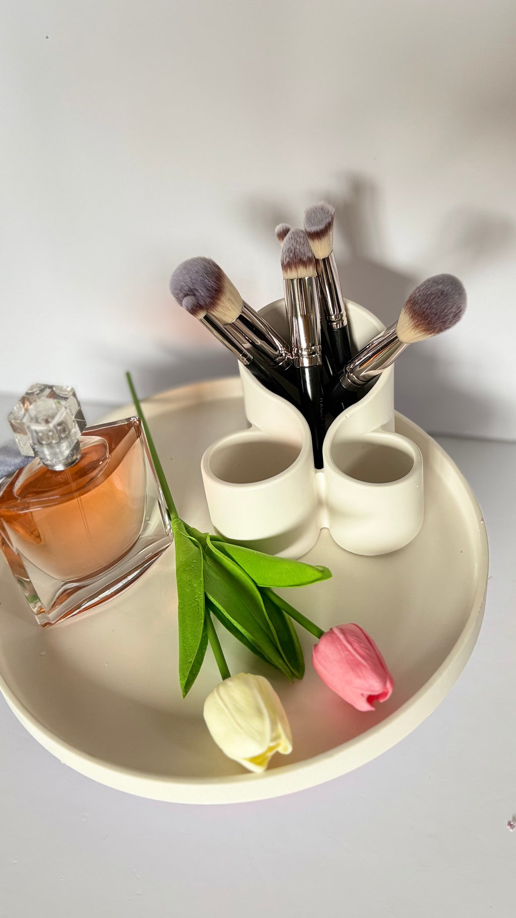 The Laila brush holder